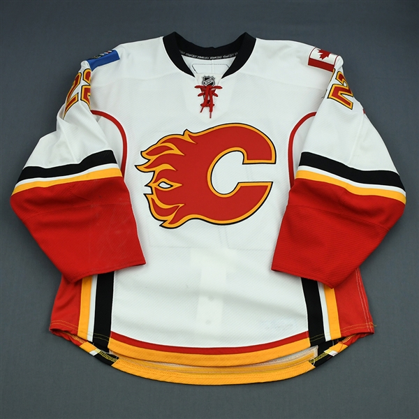 Langkow, Daymond<br>White Set 1<br>Calgary Flames 2010-11<br>#22 Size: 52