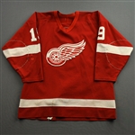 Yzerman, Steve *<br>Red Rookie - Photo-Matched<br>Detroit Red Wings 1983-84<br>#19 Size: NA